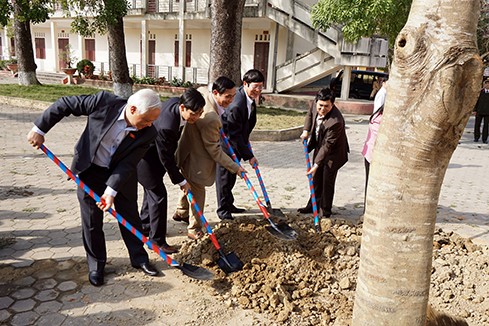 Phó Chủ tịch Quốc hội Uông Chu Lưu thăm Trường THPT Lê Văn Hưu tại Thanh Hóa